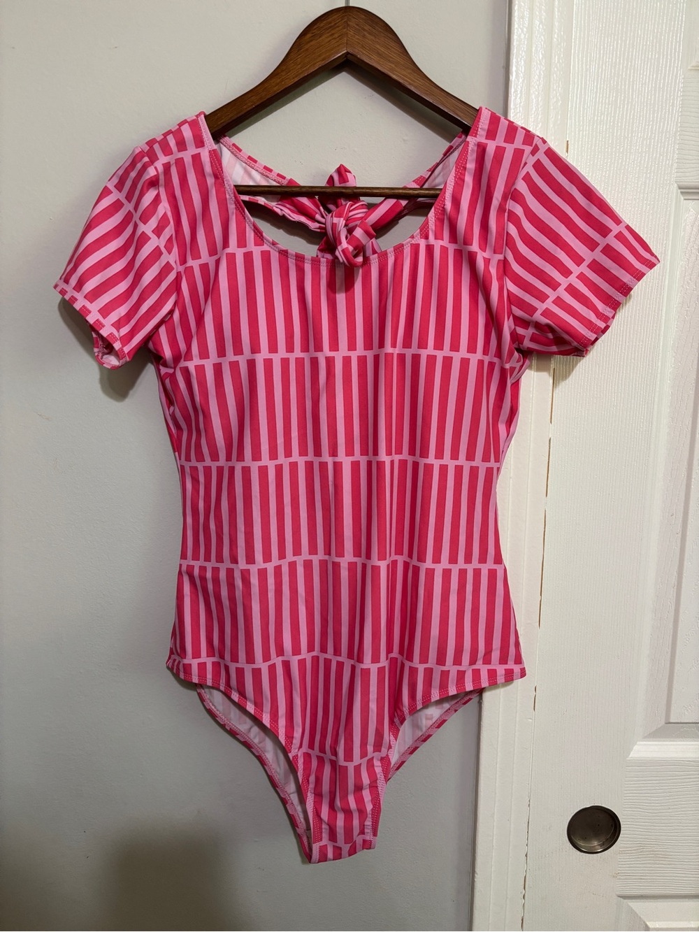 Show Me Your MuMu Coral Reef Hot Pink One Piece Tie Back Swimsuit Large 12-14